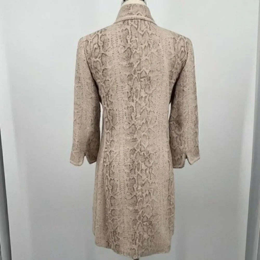 Tahari snakeskin print coat size Medium BoxS 3/4 sleeves medium length
